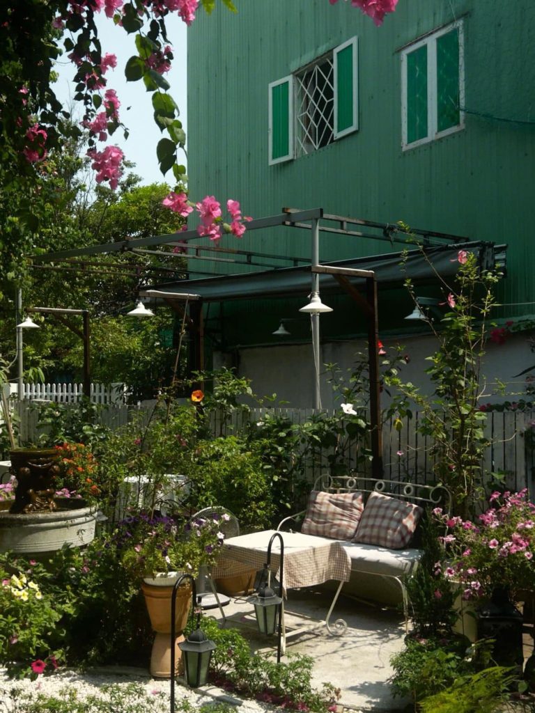 Được decor bằng nhiều loại hoa rực rỡ
