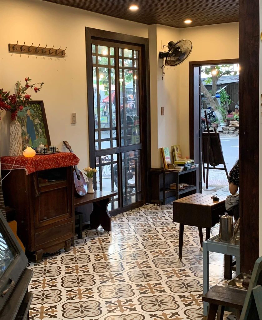 Đi Lạc Coffee - Phát Hiện Góc Cà Phê Vintage Ấm Cúng Và Cổ Điển 2 Bầu không khí ấm cúng và nhẹ nhàng