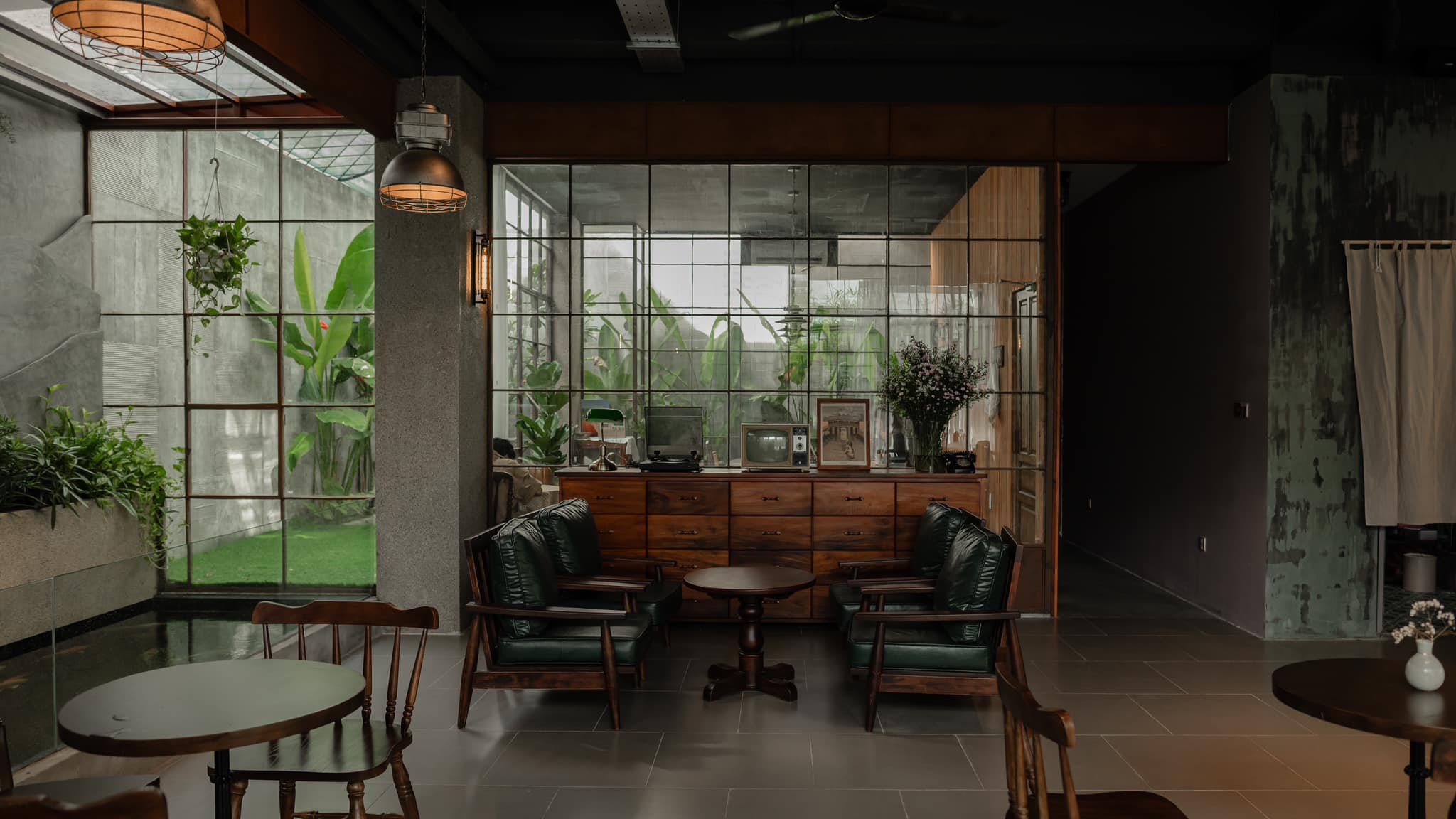 Về Nhà Cafe - Quán Cafe Trầm Ấm Mang Hơi Hướng Cổ Điển 1 Về Nhà Cafe mang nét đẹp cổ kính và hiện đại