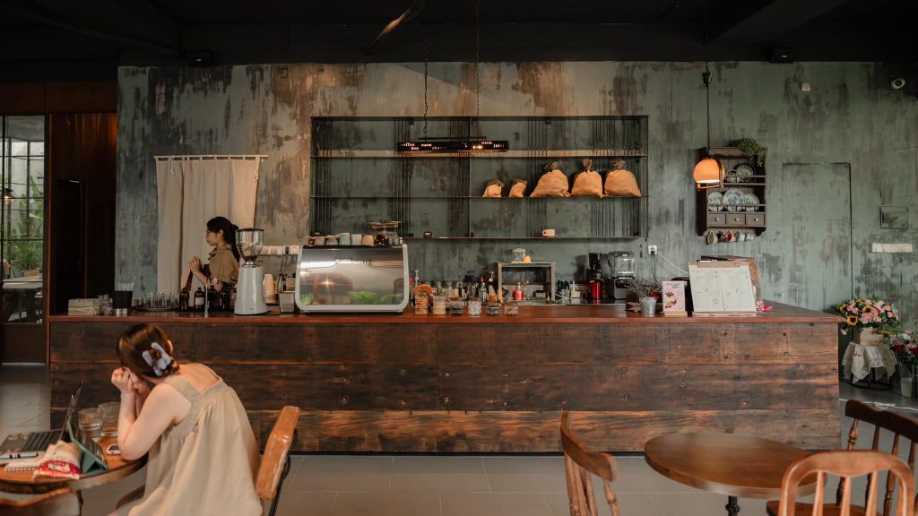 Về Nhà Cafe - Quán Cafe Trầm Ấm Mang Hơi Hướng Cổ Điển 3 Sự kết hợp tinh tế giữa cổ điển và hiện đại