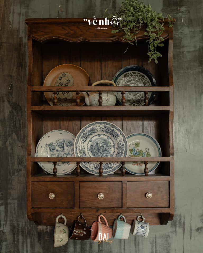 Về Nhà Cafe - Quán Cafe Trầm Ấm Mang Hơi Hướng Cổ Điển 4 "Phòng trưng bày” nhỏ tại Về Nhà Cafe