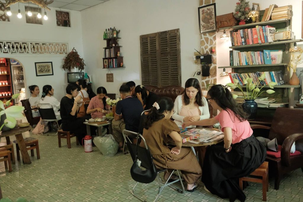 Góc Nhà Tụi Mình – Không Gian Cafe Vintage Đầy Hoài Niệm 1 Góc Nhà nép mình trong một con hẻm nhỏ