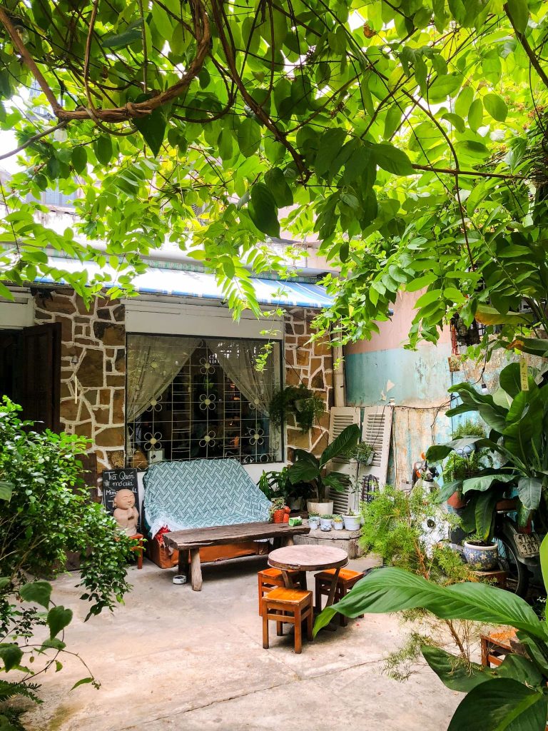 Góc Nhà Tụi Mình – Không Gian Cafe Vintage Đầy Hoài Niệm 3 Ánh nắng dịu nhẹ len lỏi tại Góc Nhà