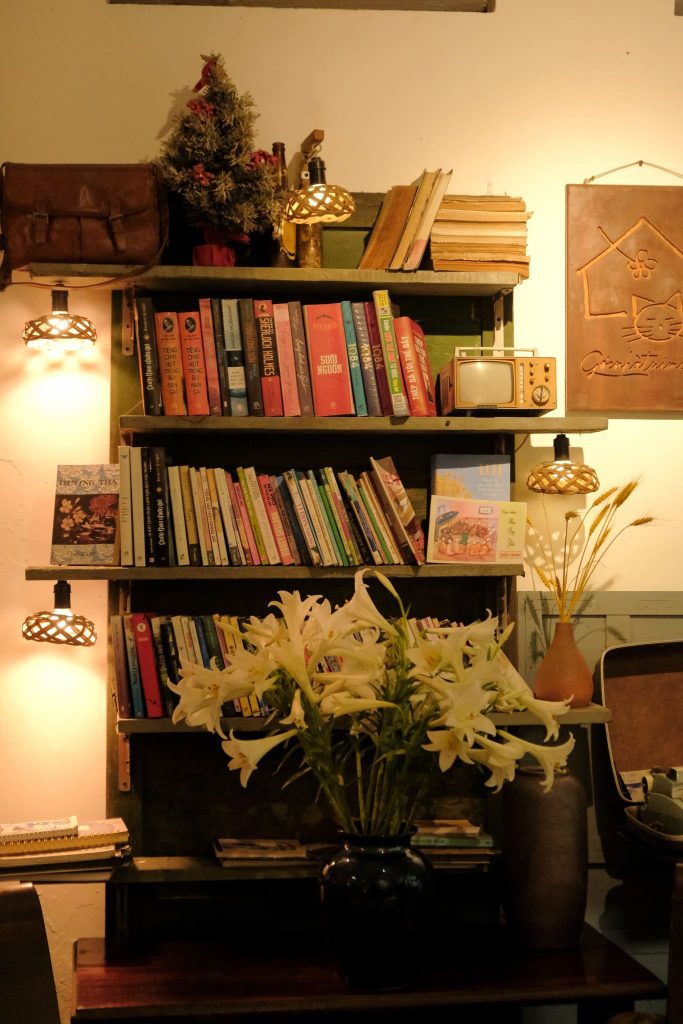 Góc Nhà Tụi Mình – Không Gian Cafe Vintage Đầy Hoài Niệm 5 Không gian được decor với nhiều cuốn sách