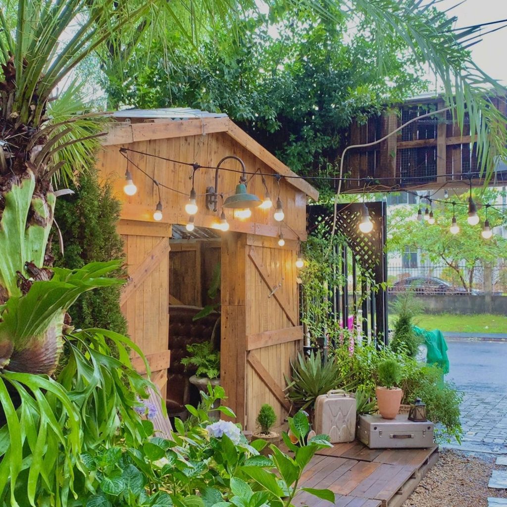 Khu vườn đầy hoa lá tại Ô Cửa Sổ