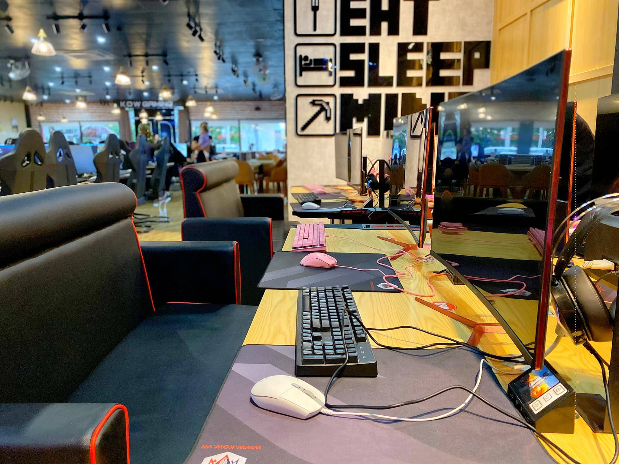 KOW Esports Stadium phục vụ bữa ăn nhẹ