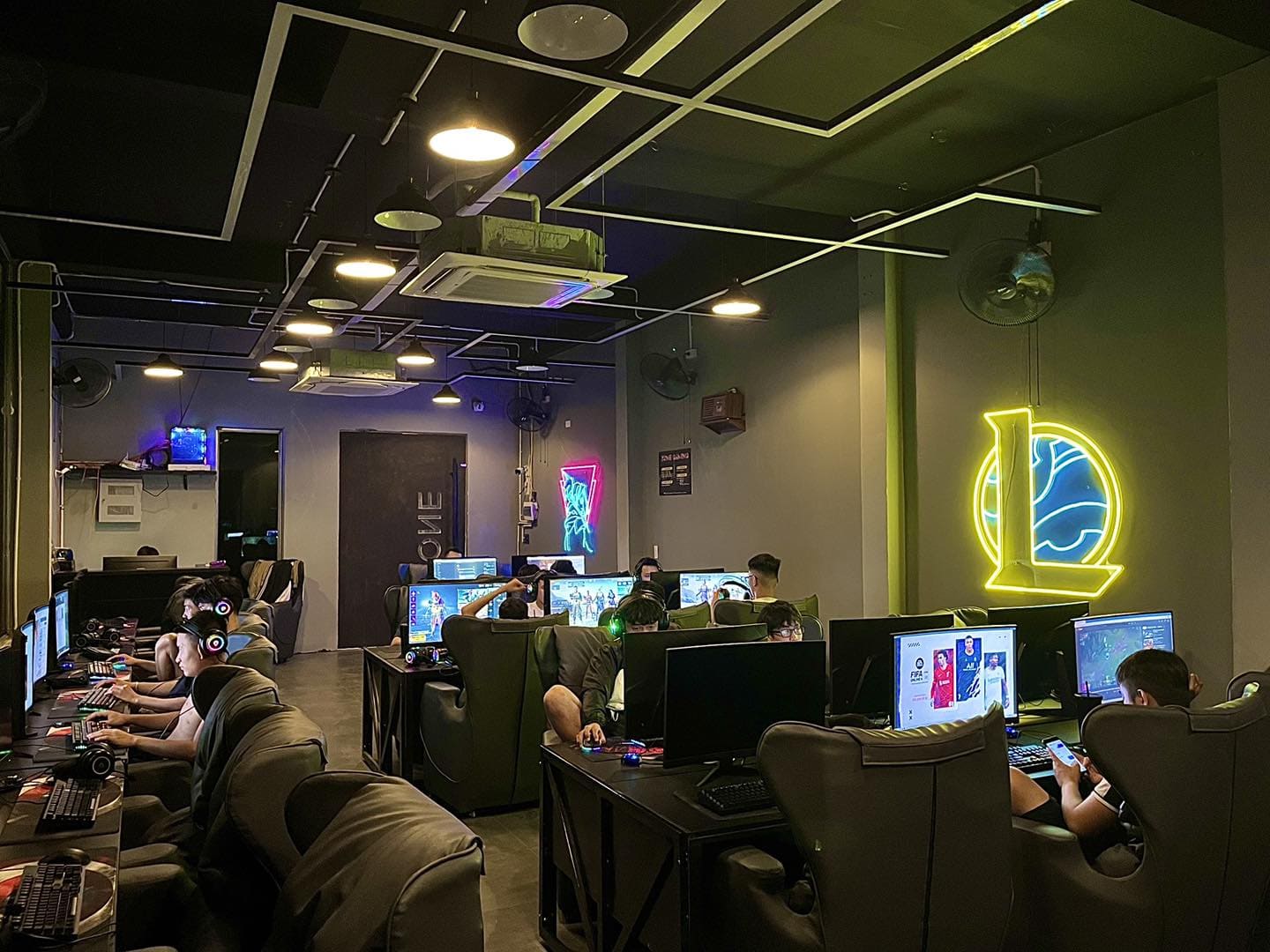 ZONE Gaming – Trải Nghiệm Game Đỉnh Cao Tại Đà Nẵng 8 ZONE Gaming phục vụ bữa ăn nhẹ